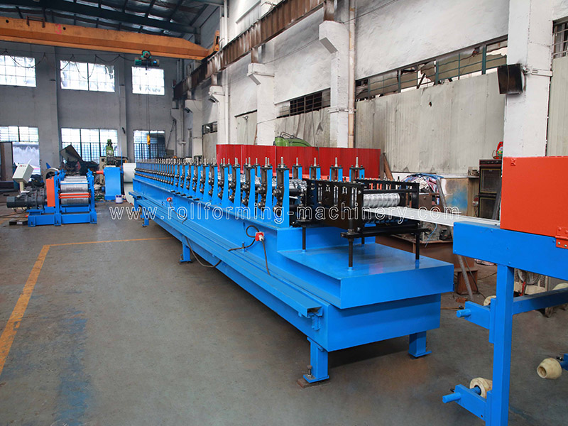 Mesin roll forming dinding luar busa PU